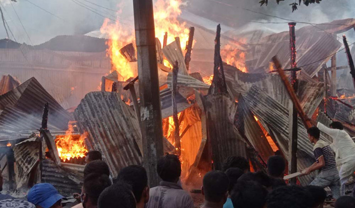 গোপালগঞ্জে অগ্নিকাণ্ডে পুড়ে ছাই ৭টি দোকান গোপালগঞ্জে অগ্নিকাণ্ডে পুড়ে ছাই ৭টি দোকান