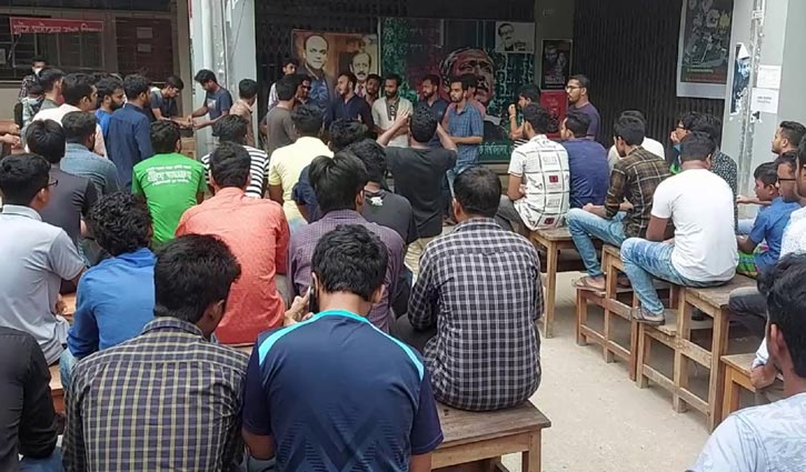 ৭ দফা দাবিতে ২য় দিনের মতো আন্দোলনে শিক্ষার্থীরা ৭ দফা দাবিতে ২য় দিনের মতো আন্দোলনে শিক্ষার্থীরা