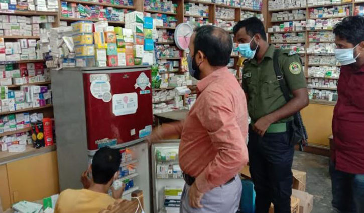 শায়েস্তাগঞ্জে ৪ ফার্মেসিকে জরিমানা শায়েস্তাগঞ্জে ৪ ফার্মেসিকে জরিমানা