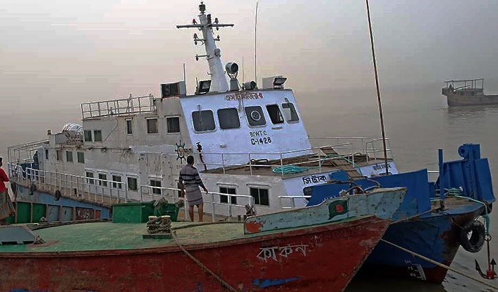 হাতিয়ার সঙ্গে সারা দেশের নৌ চলাচল বন্ধ