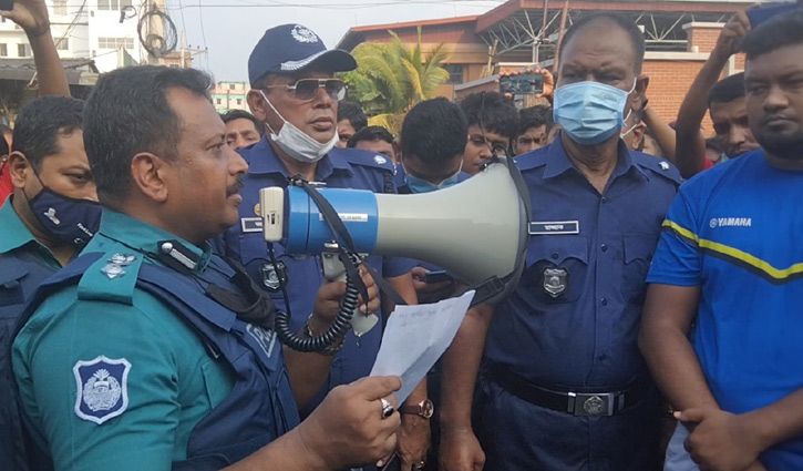 পুলিশের আশ্বাসে অবরোধ তুলে নিলো শ্রমিকরা পুলিশের আশ্বাসে অবরোধ তুলে নিলো শ্রমিকরা
