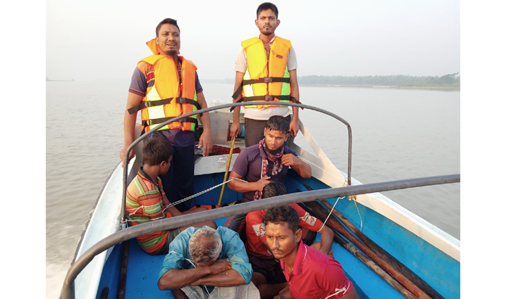 ইলিশ ধরায় ৪ জেলের কারাদণ্ড ইলিশ ধরায় ৪ জেলের কারাদণ্ড