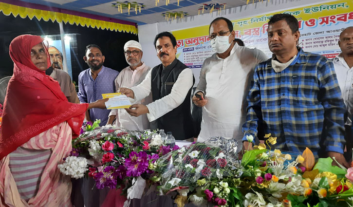 অনুদান পেলো মৃত ৫ গৃহ নির্মাণ শ্রমিকের পরিবার অনুদান পেলো মৃত ৫ গৃহ নির্মাণ শ্রমিকের পরিবার