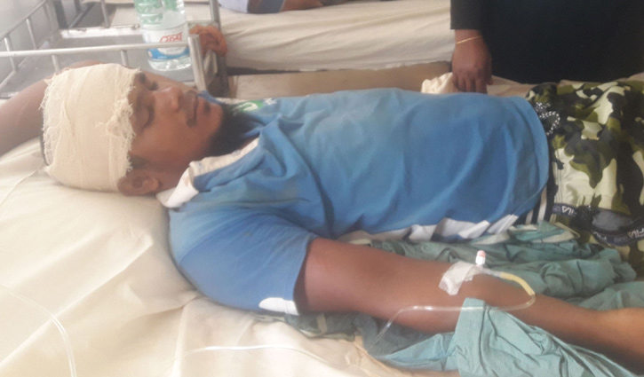 মাস্ক না থাকায় রিকশাচালকের মাথা ফাটালেন পরিচ্ছন্নতাকর্মী মাস্ক না থাকায় রিকশাচালকের মাথা ফাটালেন পরিচ্ছন্নতাকর্মী
