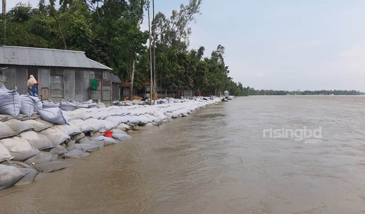 ভাঙনের সঙ্গে যুদ্ধ করে বেঁচে আছেন কয়েক লাখ মানুষ ভাঙনের সঙ্গে যুদ্ধ করে বেঁচে আছেন কয়েক লাখ মানুষ