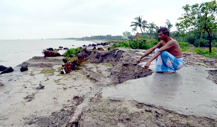 মেঘনা কেড়ে নিয়েছে বকুল-রহিমদের ভিটেমাটি