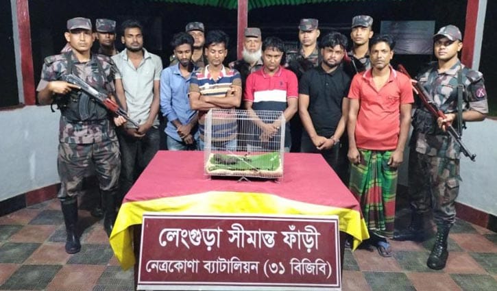 তক্ষকসহ আটক ৬ তক্ষকসহ আটক ৬