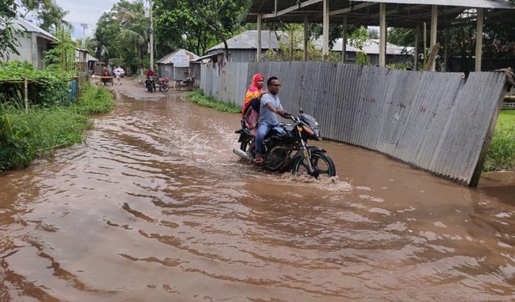 ৫ কিলোমিটার ভাঙা সড়কে চরম দুর্ভোগ ৫ কিলোমিটার ভাঙা সড়কে চরম দুর্ভোগ