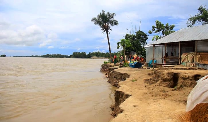 পদ্মার ভাঙনে পাবনার শতাধিক পরিবার দিশেহারা পদ্মার ভাঙনে পাবনার শতাধিক পরিবার দিশেহারা