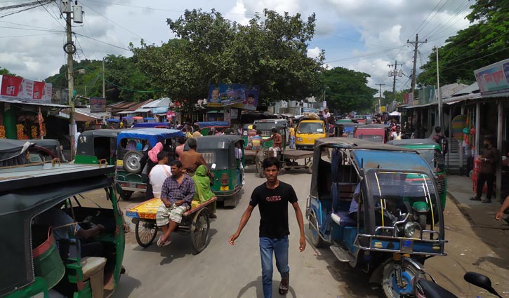 সড়ক দখল করে অটোরিকশা স্ট্যান্ড, ভোগান্তি চরমে