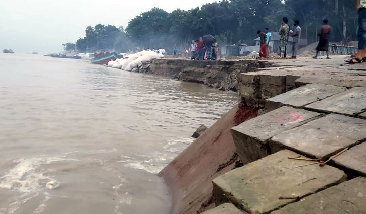 পদ্মায় ফের ভাঙন, হুমকিতে রাজবাড়ী শহররক্ষা বাঁধ পদ্মায় ফের ভাঙন, হুমকিতে রাজবাড়ী শহররক্ষা বাঁধ