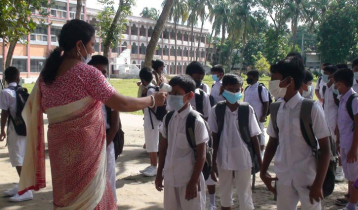 আনন্দ-উদ্দীপনায় গোপালগঞ্জের স্কুল-কলেজে শিক্ষার্থীরা