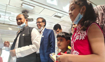 ট্রেন যাত্রী শিশুদের রেলমন্ত্রীর উপহার ট্রেন যাত্রী শিশুদের রেলমন্ত্রীর উপহার