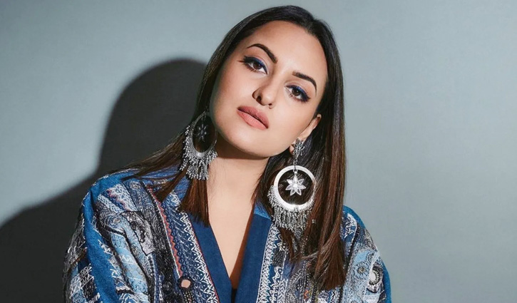 বলিউডের বহিরাগতদের সোনাক্ষীর খোঁচা