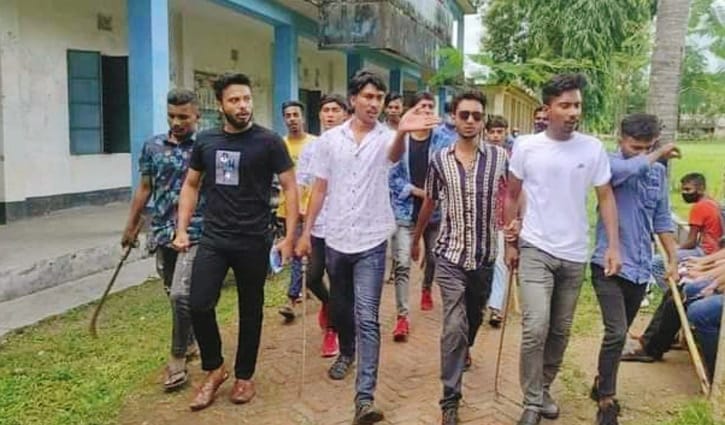 দেশীয় অস্ত্র নিয়ে ছাত্রলীগের মহড়া! দেশীয় অস্ত্র নিয়ে ছাত্রলীগের মহড়া!
