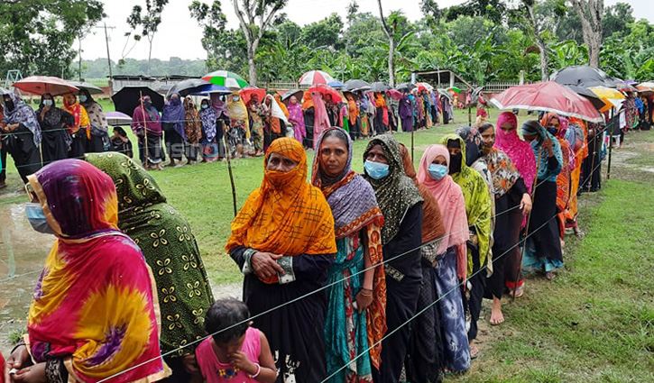 বৃষ্টি উপেক্ষা করে কেন্দ্রে ভোটারদের দীর্ঘ লাইন 