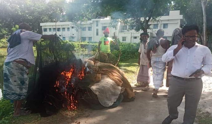 গুরুদাসপুরে সোঁতিজাল উচ্ছেদ করে পুড়িয়ে দিয়েছে প্রশাসন