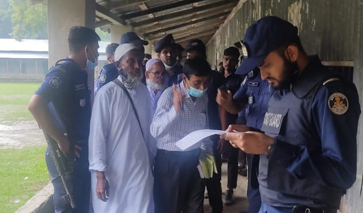 সিল দেওয়ার সময় ২ সহকারী প্রিসাইডিং অফিসার আটক সিল দেওয়ার সময় ২ সহকারী প্রিসাইডিং অফিসার আটক