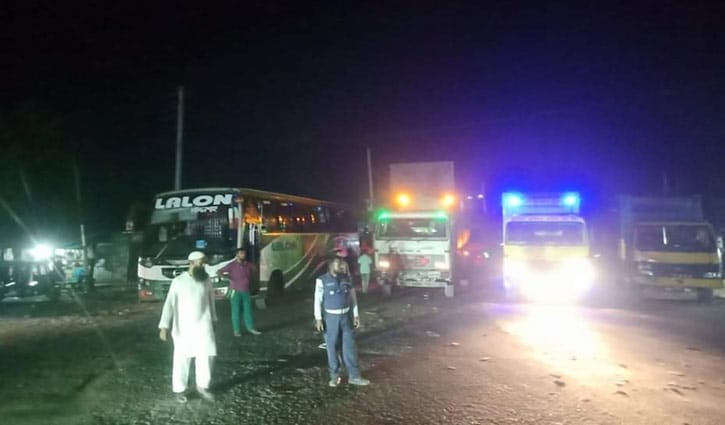 পাটুরিয়া ঘাটে পারের অপেক্ষায় ৬ শতাধিক যানবাহন পাটুরিয়া ঘাটে পারের অপেক্ষায় ৬ শতাধিক যানবাহন