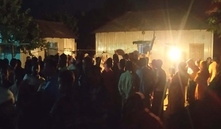ট্রেনের ধাক্কায় মা-ছেলে নিহত, বাবা-ছেলে আহত ট্রেনের ধাক্কায় মা-ছেলে নিহত, বাবা-ছেলে আহত