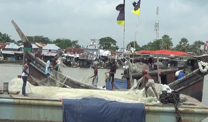 ইলিশ শিকারে সাগরে যাত্রার অপেক্ষায় জেলেরা ইলিশ শিকারে সাগরে যাত্রার অপেক্ষায় জেলেরা