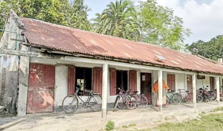 পরিত্যক্ত ভবনে চলছে ক্লাস পরিত্যক্ত ভবনে চলছে ক্লাস