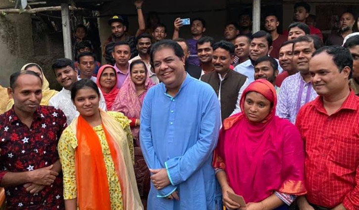 মৌসুমীকে এখন আর শেকলে বেঁধে রাখতে হয় না মৌসুমীকে এখন আর শেকলে বেঁধে রাখতে হয় না