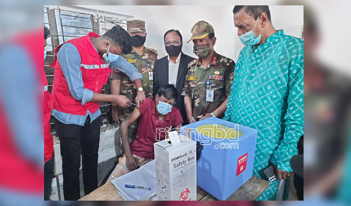 বস্তিতে টিকা দেওয়া শুরু 