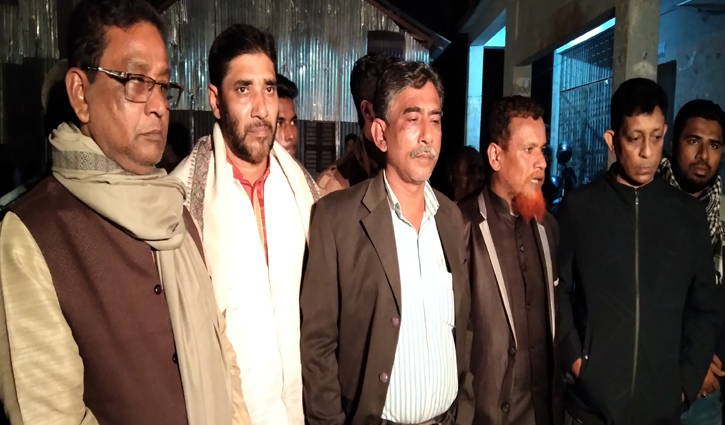 যুবলীগ নেতার হাতে আ.লীগ নেতা লাঞ্ছিত যুবলীগ নেতার হাতে আ.লীগ নেতা লাঞ্ছিত