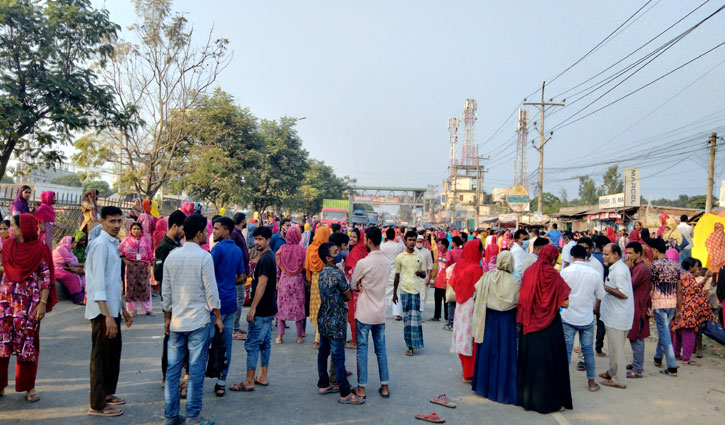 বেতনের দাবিতে শ্রমিকদের বিক্ষোভ, সড়কে যানচলাচল বন্ধ বেতনের দাবিতে শ্রমিকদের বিক্ষোভ, সড়কে যানচলাচল বন্ধ