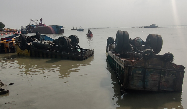 পদ্মায় ডুবে যাওয়া আরো একটি ট্রাক উদ্ধার পদ্মায় ডুবে যাওয়া আরো একটি ট্রাক উদ্ধার