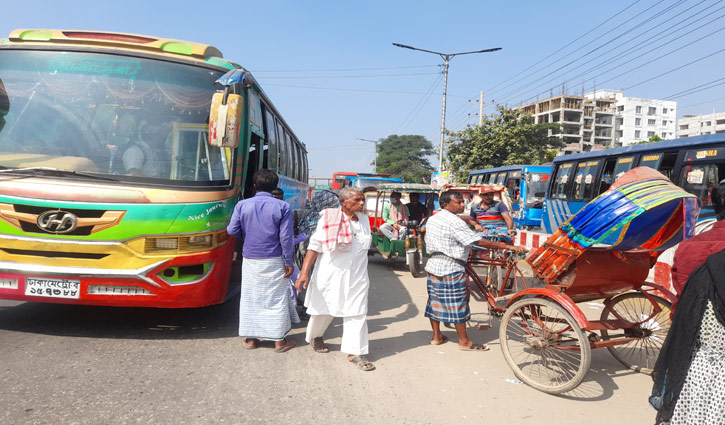 সাভারের রাস্তায় চলছে কিছু বাস, ভাড়া ১০ গুণ 