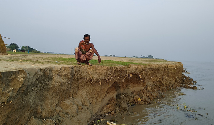 তিন দশকে নদীগর্ভে বিলীন রাজবাড়ীর ১০ হাজার হেক্টর জমি তিন দশকে নদীগর্ভে বিলীন রাজবাড়ীর ১০ হাজার হেক্টর জমি