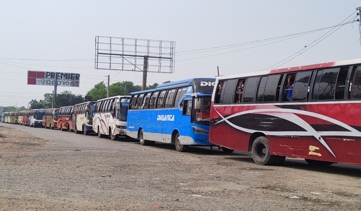 পাটুরিয়া ফেরি উল্টানোর ফলে দৌলতদিয়ায় যানজট পাটুরিয়া ফেরি উল্টানোর ফলে দৌলতদিয়ায় যানজট