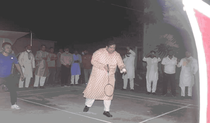 ব্যাডমিন্টন খেলায় মেতে উঠলেন প্রতিমন্ত্রী ও মেয়র ব্যাডমিন্টন খেলায় মেতে উঠলেন প্রতিমন্ত্রী ও মেয়র