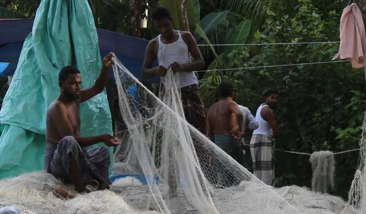 হতাশা নিয়ে উপকূলের জেলেদের সাগরে যাওয়ার প্রস্তুতি হতাশা নিয়ে উপকূলের জেলেদের সাগরে যাওয়ার প্রস্তুতি