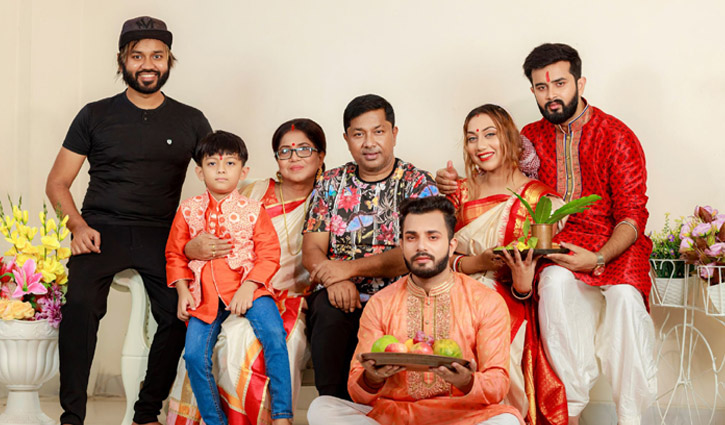 পূজার ফটোশুটে মডেলদের ব্যস্ততা পূজার ফটোশুটে মডেলদের ব্যস্ততা