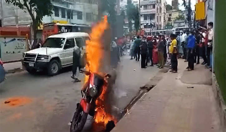 ‘রাগ করে নিজের গাড়ি জ্বালিয়ে দিলাম, পুলিশের দোষ নেই’ ‘রাগ করে নিজের গাড়ি জ্বালিয়ে দিলাম, পুলিশের দোষ নেই’