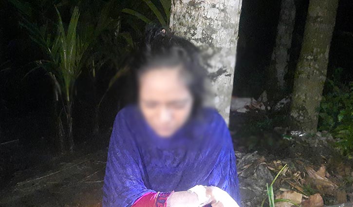 বিয়ের দাবিতে প্রেমিকের বাড়িতে প্রেমিকা বিয়ের দাবিতে প্রেমিকের বাড়িতে প্রেমিকা