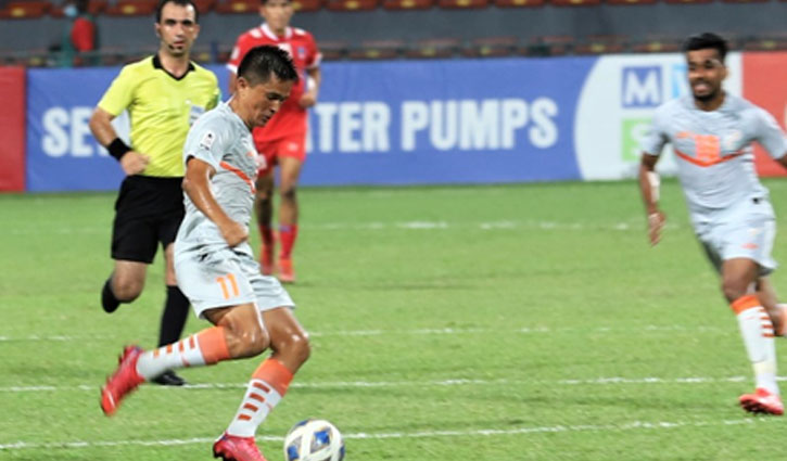 পেলেকে ছুঁলেন ছেত্রী