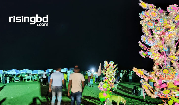 কক্সবাজারের সুগন্ধা পয়েন্টে রাতের সৈকতে আপ্লুত পর্যটক