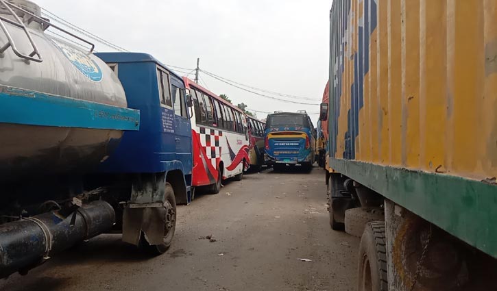 Long tailback at Daulatdia ferry ghat Long tailback at Daulatdia ferry ghat