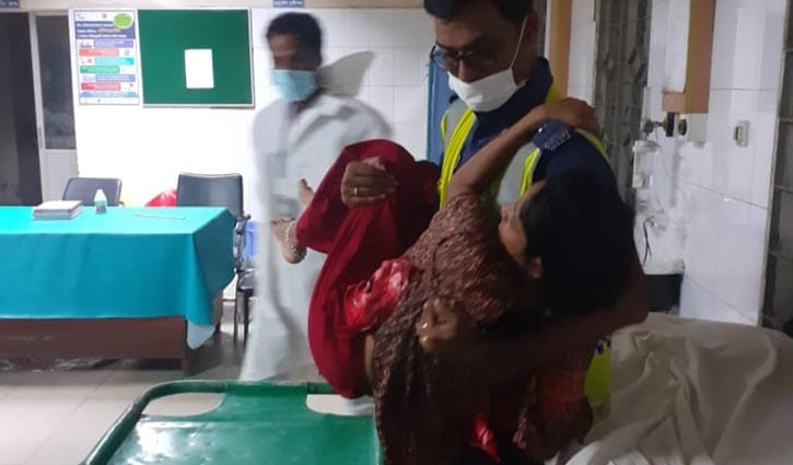 Police rescue woman who was groaning in labor pain in locked room Police rescue woman who was groaning in labor pain in locked room