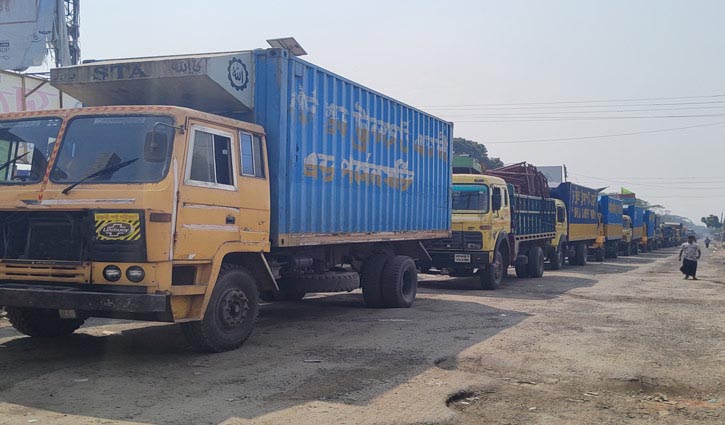 Long tailback at Daulatdia ferry ghat