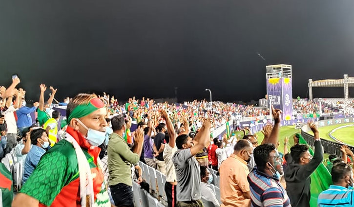 প্রবাসীদের গর্জনে কাঁপছে আল আমিরাতের গ্যালারি প্রবাসীদের গর্জনে কাঁপছে আল আমিরাতের গ্যালারি