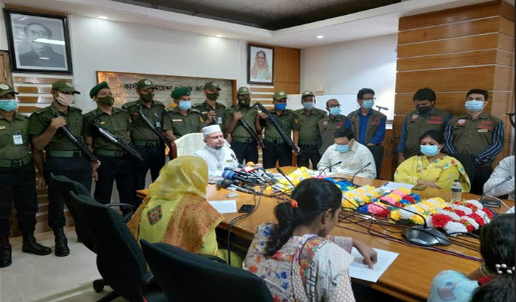বিমানবন্দর থেকে ১২ কেজি সোনা জব্দ বিমানবন্দর থেকে ১২ কেজি সোনা জব্দ