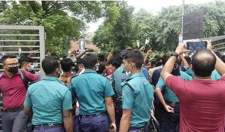 সোহরাওয়ার্দী হাসপাতালে টিকার দাবিতে প্রবাসীদের বিক্ষোভ সোহরাওয়ার্দী হাসপাতালে টিকার দাবিতে প্রবাসীদের বিক্ষোভ