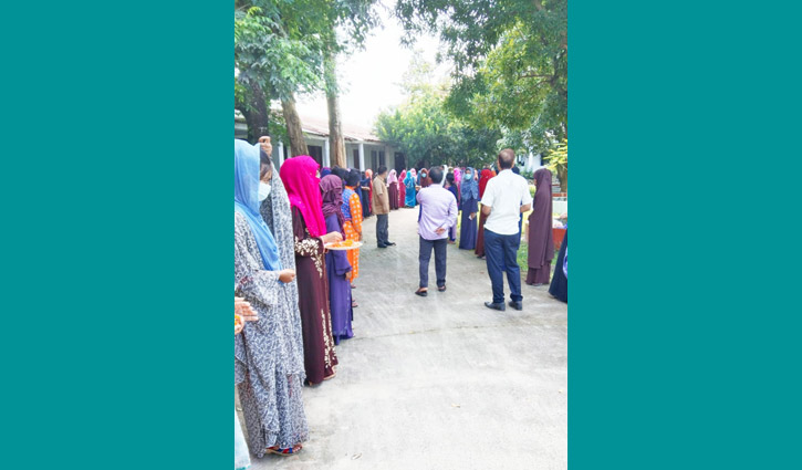 শিক্ষার্থীদের দাঁড় করিয়ে সংবর্ধনা নিলেন গোলাম মাহফুজ শিক্ষার্থীদের দাঁড় করিয়ে সংবর্ধনা নিলেন গোলাম মাহফুজ