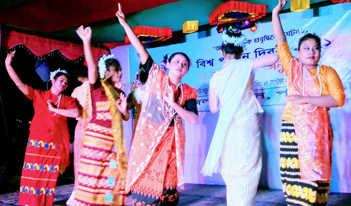 রাখাইনদের সাংস্কৃতিক পরিবেশনায় মুগ্ধ পর্যটকরা রাখাইনদের সাংস্কৃতিক পরিবেশনায় মুগ্ধ পর্যটকরা