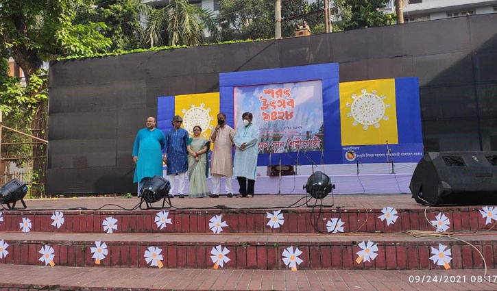 ‘কাশফুল ও সাদা মেঘের ভেলা শরতের আগমনের জানান দেয়’